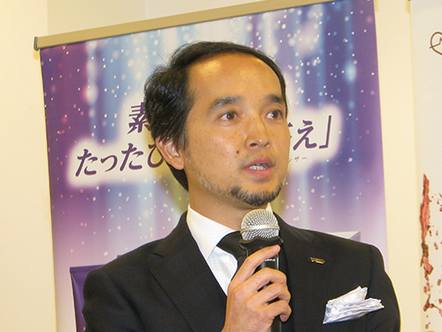 あいさつする飯田峰晴社長